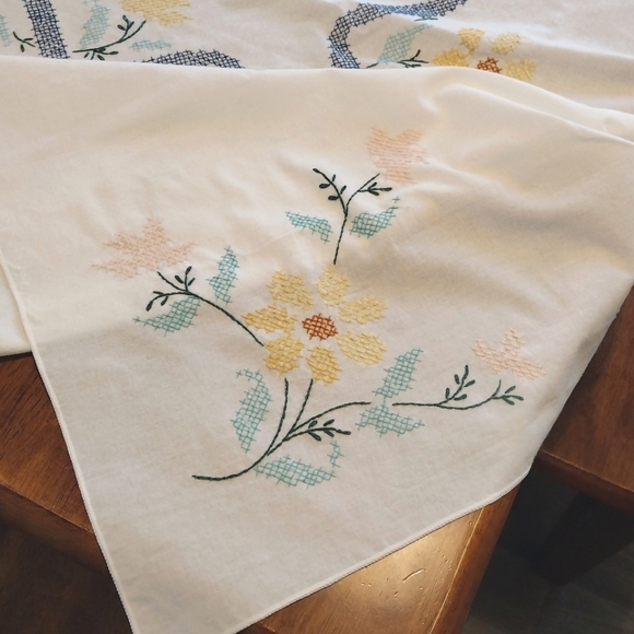 Vintage Hand Embroidered Floral Tablecloth 65" x 55" - Picture 7 of 11